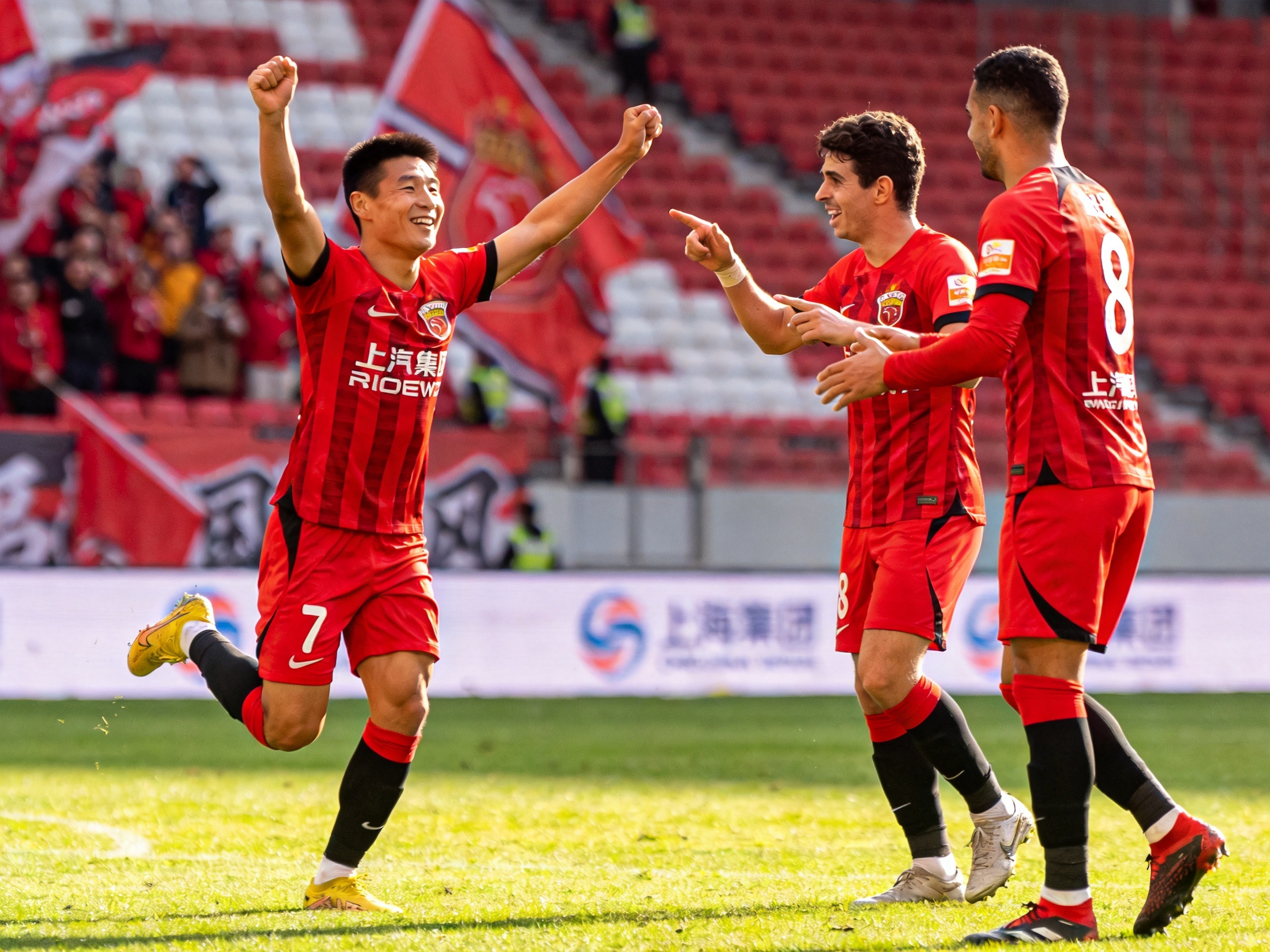 上海海港5-1大胜中超第12轮战报配图